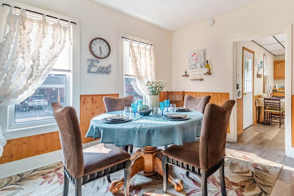 Cottage In The Falls, 2 B, 2 Bath, Fireplace カヤホガ・フォールズ エクステリア 写真