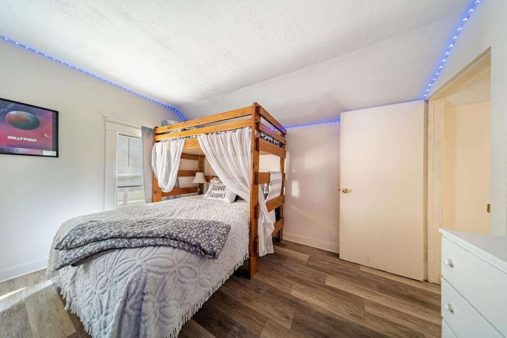 Cottage In The Falls, 2 B, 2 Bath, Fireplace カヤホガ・フォールズ エクステリア 写真
