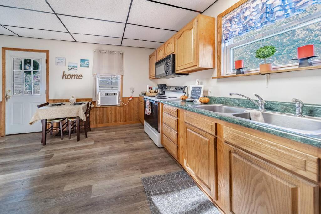 Cottage In The Falls, 2 B, 2 Bath, Fireplace カヤホガ・フォールズ エクステリア 写真