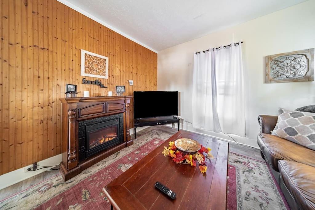 Cottage In The Falls, 2 B, 2 Bath, Fireplace カヤホガ・フォールズ エクステリア 写真