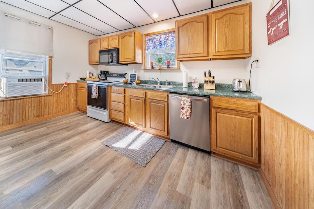 Cottage In The Falls, 2 B, 2 Bath, Fireplace カヤホガ・フォールズ エクステリア 写真